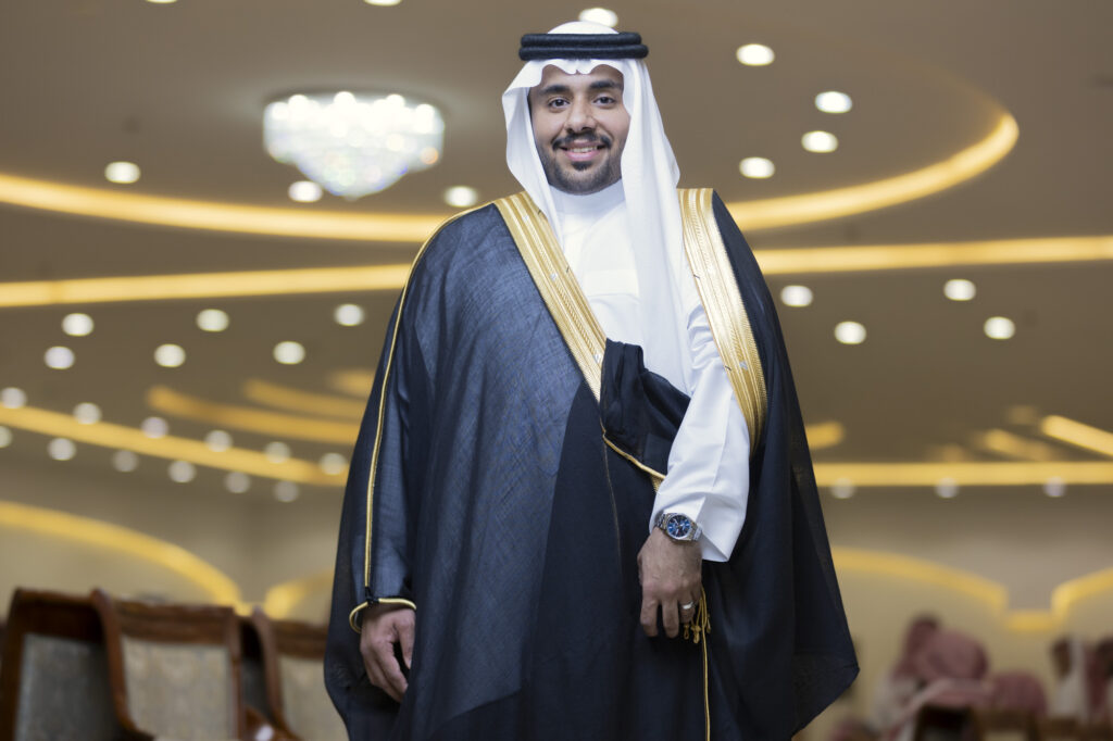 عريس سعودي يرتدي البشت الملكي في يوم زفافه، لقطة احترافية من أفضل مصور زواجات في القصيم والمملكة العربية السعودية.